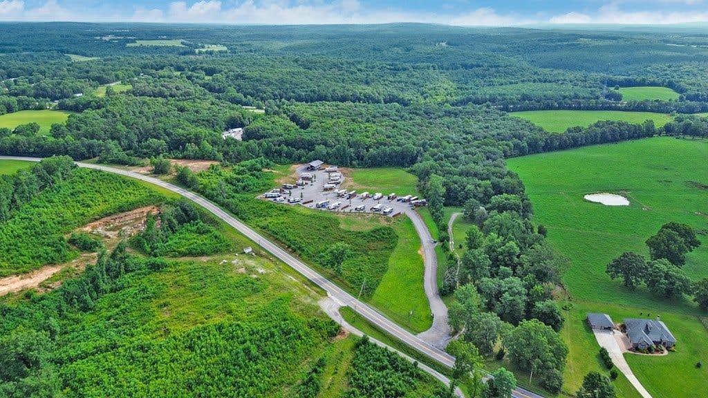 Camping near Crossville / I-40 KOA Holiday Campground: Sleepy Bear RV Park, Crab Orchard, Tennessee