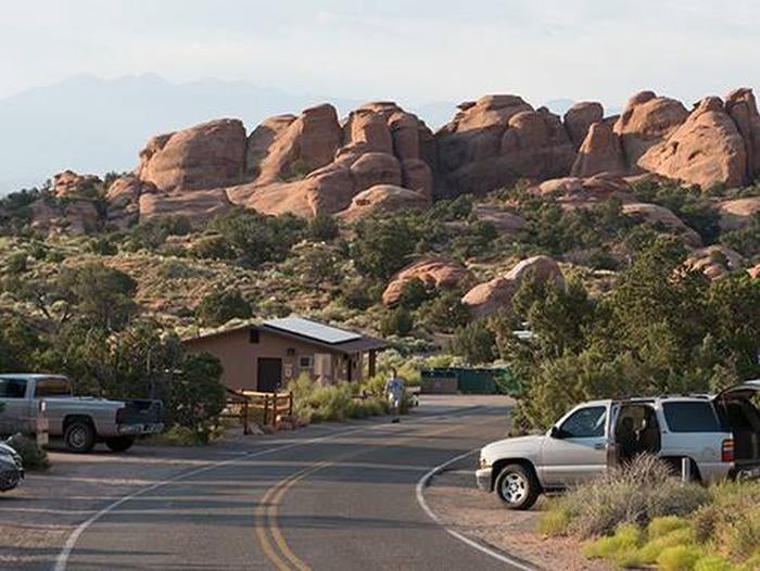 Campground road lined with campsites and boulders in the background.



Devils Garden Campground

Credit: NPS Photo