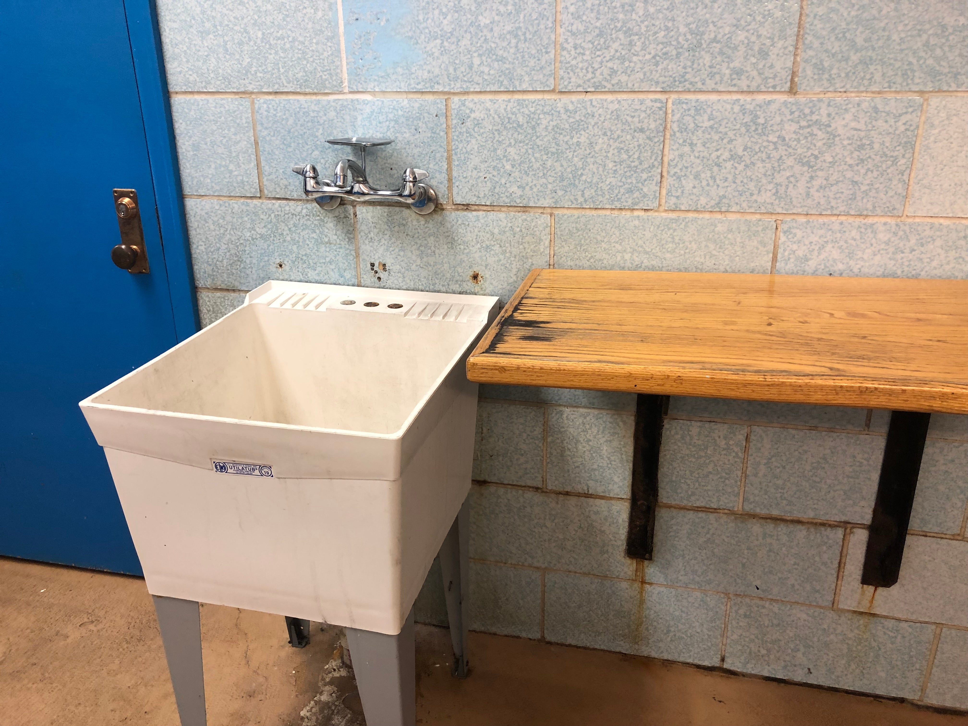 Utility sink
