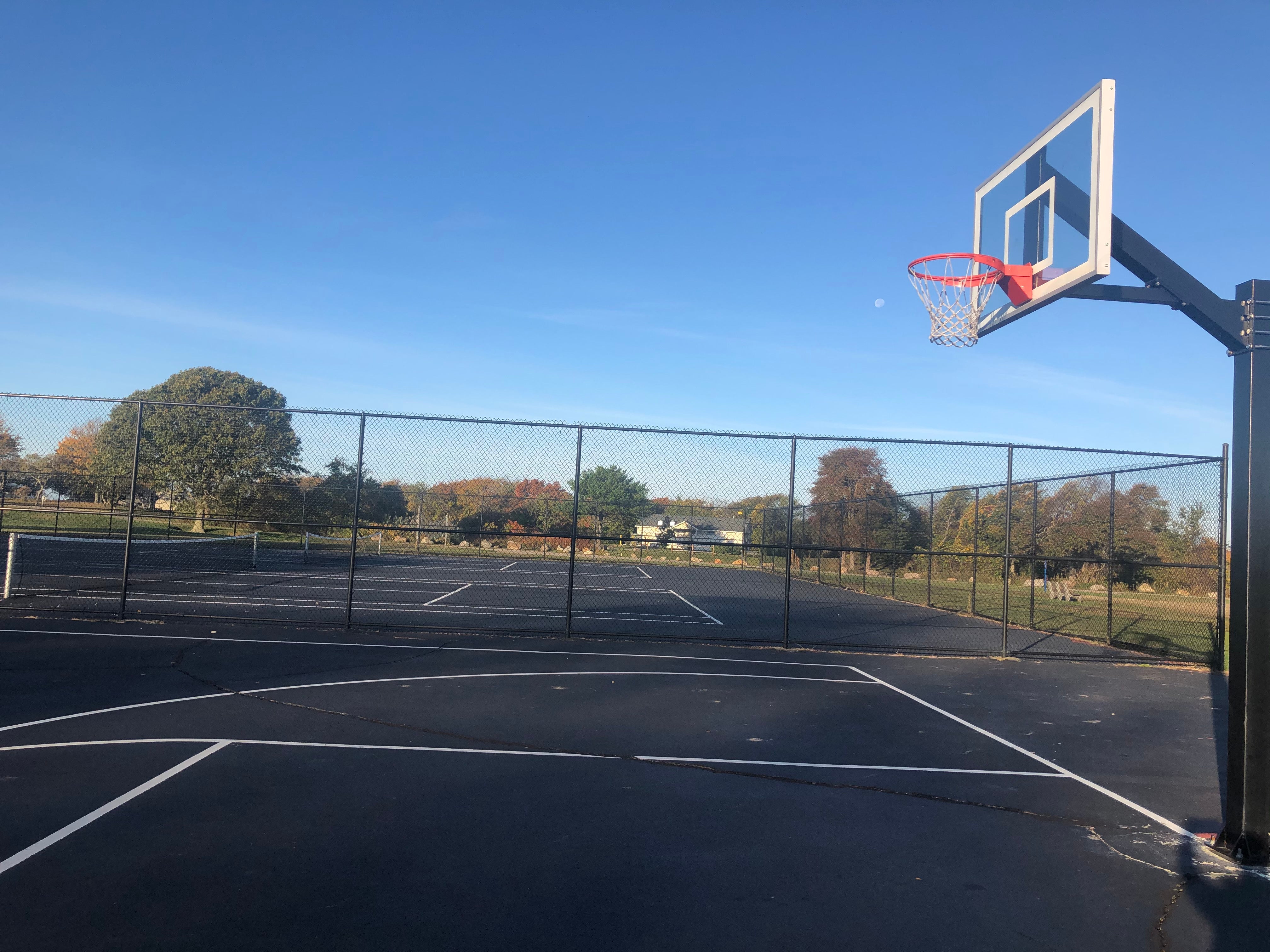 Many recreation options including basketball and tennis