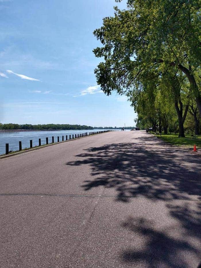 Cottonwoods provide shade at Nebraska Tailwaters



Credit: U.S. Army Corps of Engineers