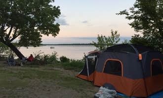 Camping near Wolf Creek (KS): Pomona State Park Campground, Vassar, Kansas