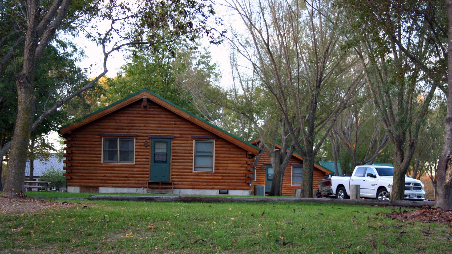 cabin and motel room rentals at entrance to park