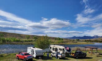 Camping near Oil Road to the Mines: Kortes Reservoir Miracle Mile Dispersed, Alcova, Wyoming