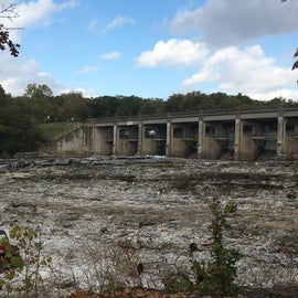 The dam and beginning of the ravine, at the bottom of the camping area