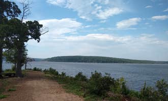 Camping near Blue Bill Point: Dam Site Campground at Fort Gibson, Fort Gibson Lake, Oklahoma