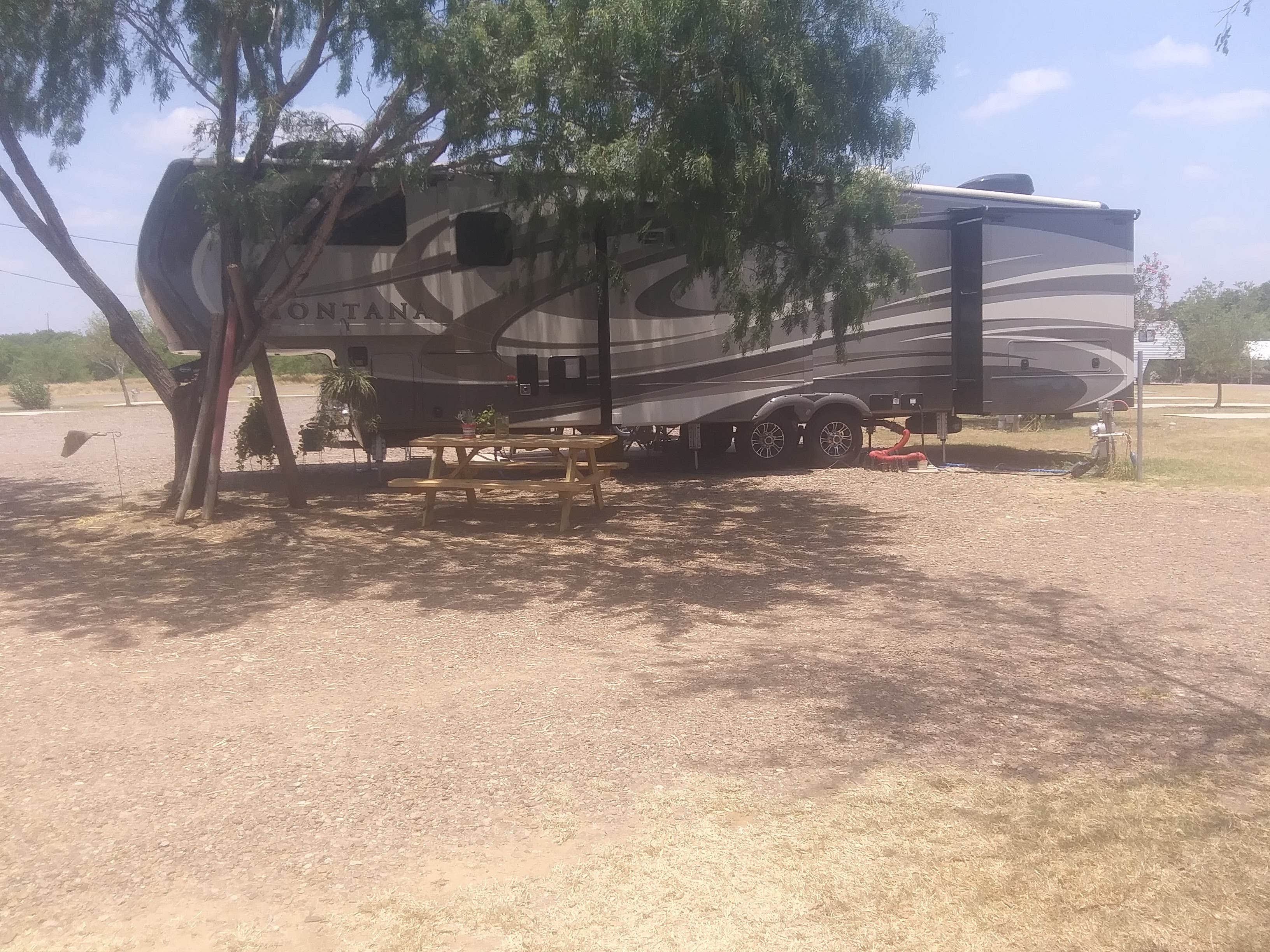 Camping near Lake Casa Blanca International State Park Campground: Amigo Inn & RV Park, Medina, Texas