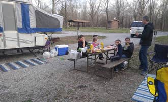 Camping near Crab Orchard National Wildlife Refuge Devil's Kitchen Group Campground: Giant City State Park Campground, Makanda, Illinois