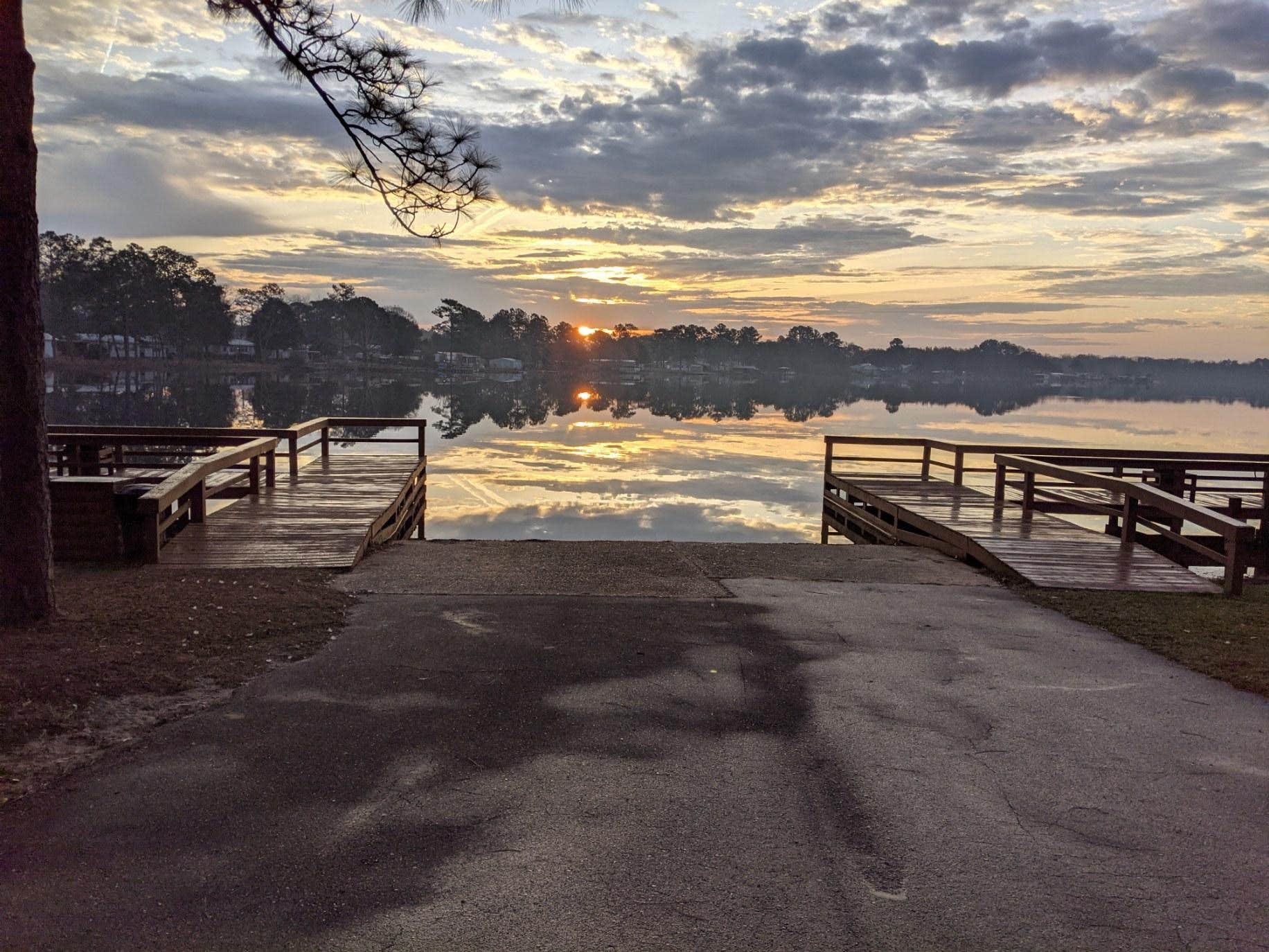 Camping near Florala City Park: Sunset King RV Resort, DeFuniak Springs, Florida