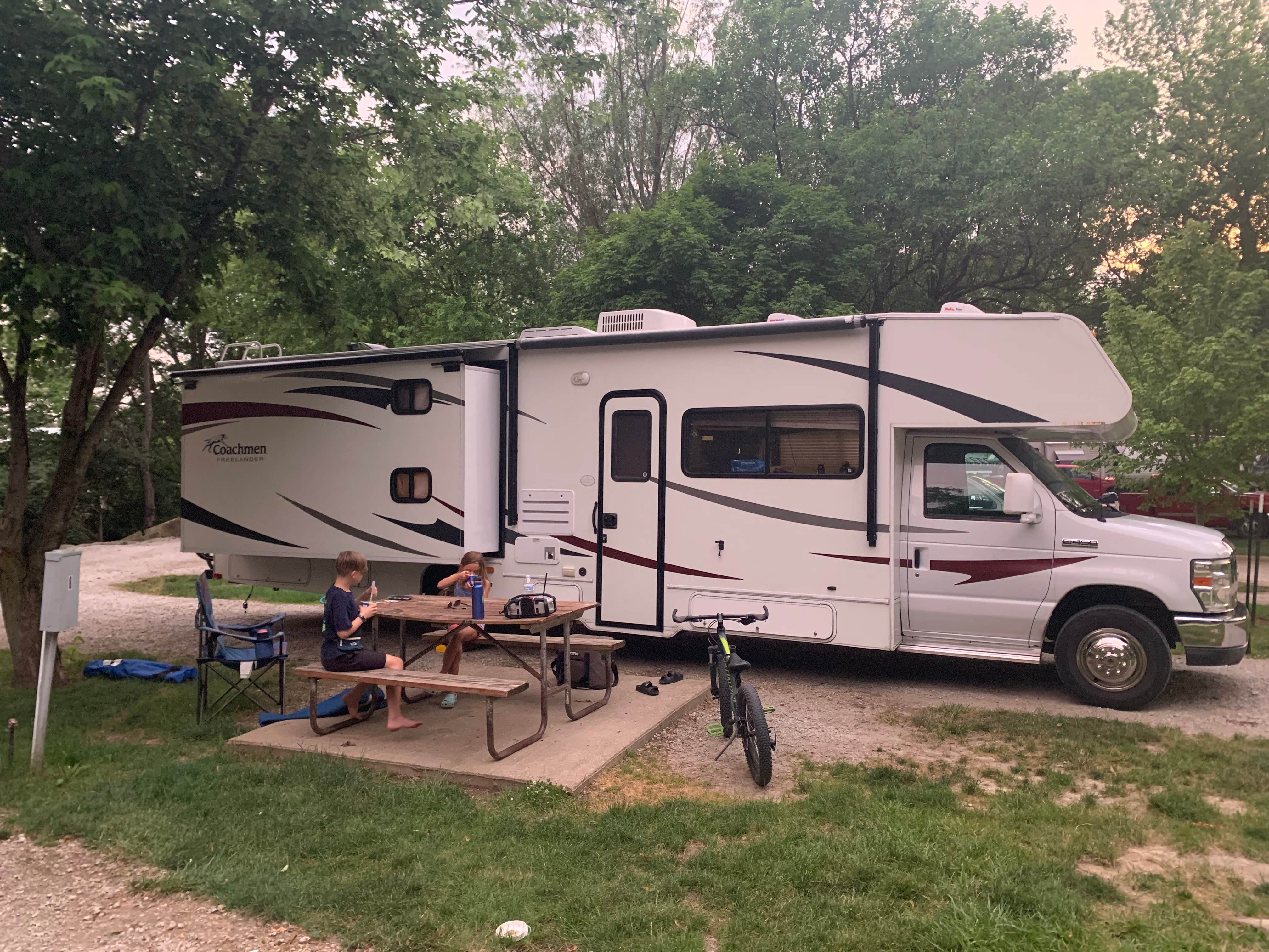 Camping near Marshall State Fish and Wildlife Area: Hickory Hill Campground, Secor, Illinois