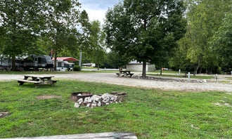 Camping near Warrick County Park Scales Lake Park: Lynnville Park, Lynnville, Indiana