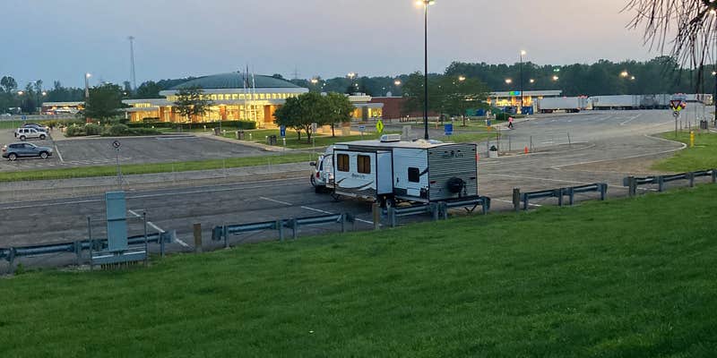 Camper submitted image from Service Plaza - Middle Ridge Overnight Parking