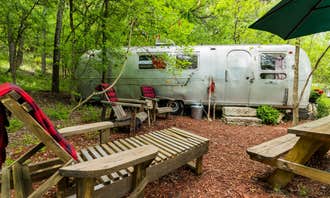 Camping near Dinosaur Valley State Park — Dinosaur Valley State Park: Country Woods Inn, Glen Rose, Texas