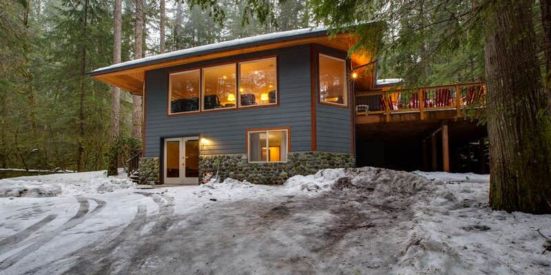 Camper submitted image from Mt. Baker Lodging - Cabin #29 - Hot Tub, Sauna, Fireplace, BBQ, WiFi, Shuffleboard Table, Pets Ok, Sleeps-11!