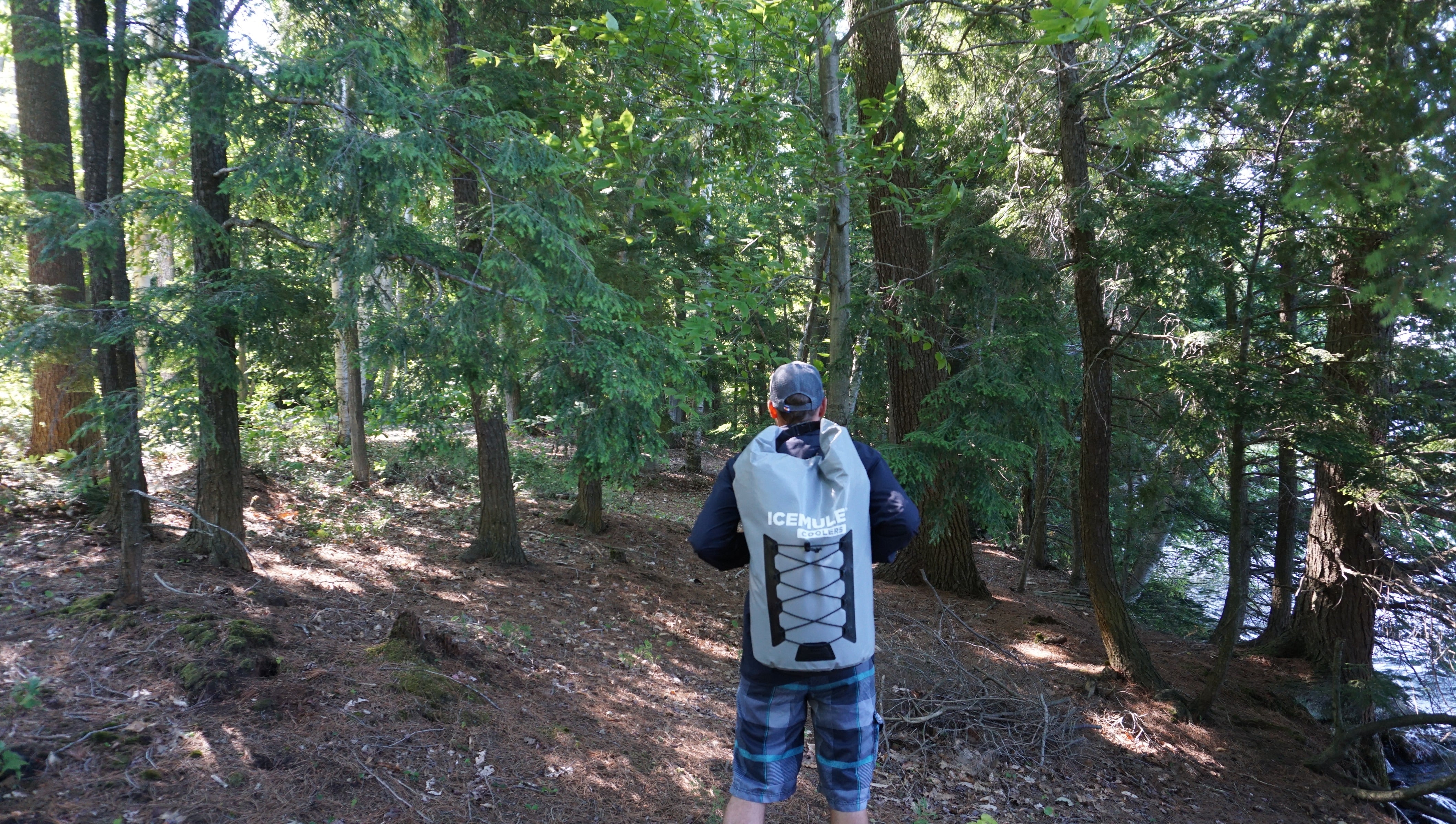 Shoulder straps very comfortable for hiking and distributing heavy loads thanks to the sternum strap.