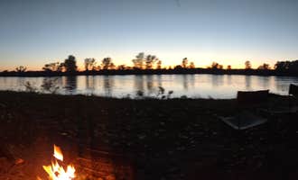 Camping near Christiensen Field: Cottonwood - Two Rivers SRA, Waterloo, Nebraska