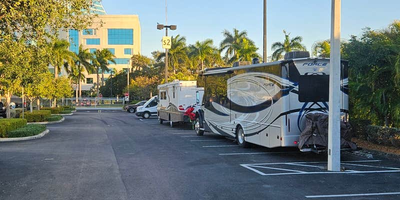 Camper submitted image from Hard Rock Cafe Overnight Parking — Hollywood