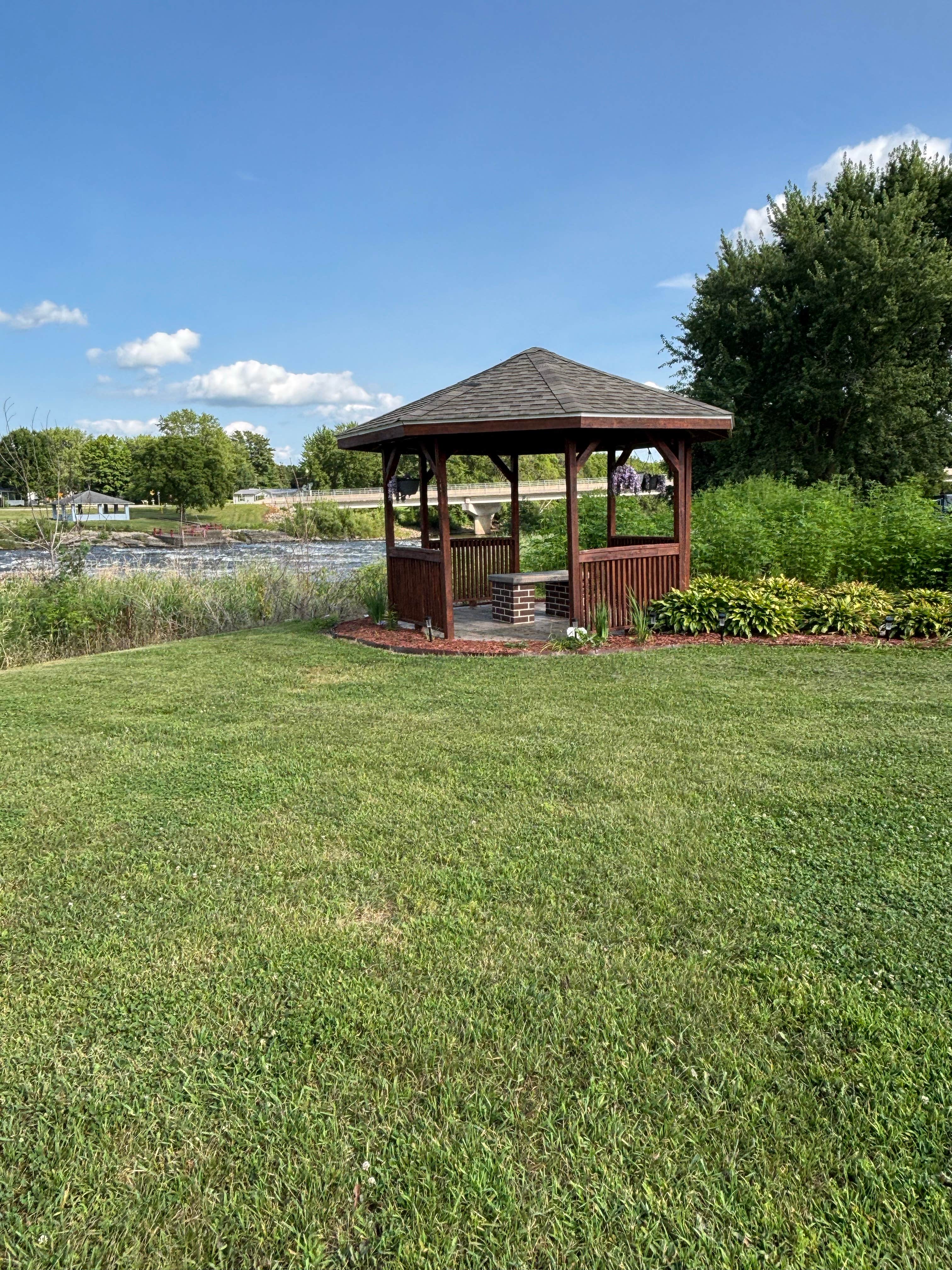 Camping near Firefly Campground at Pinicon Ridge: Veterans Memorial County Park, Independence, Iowa