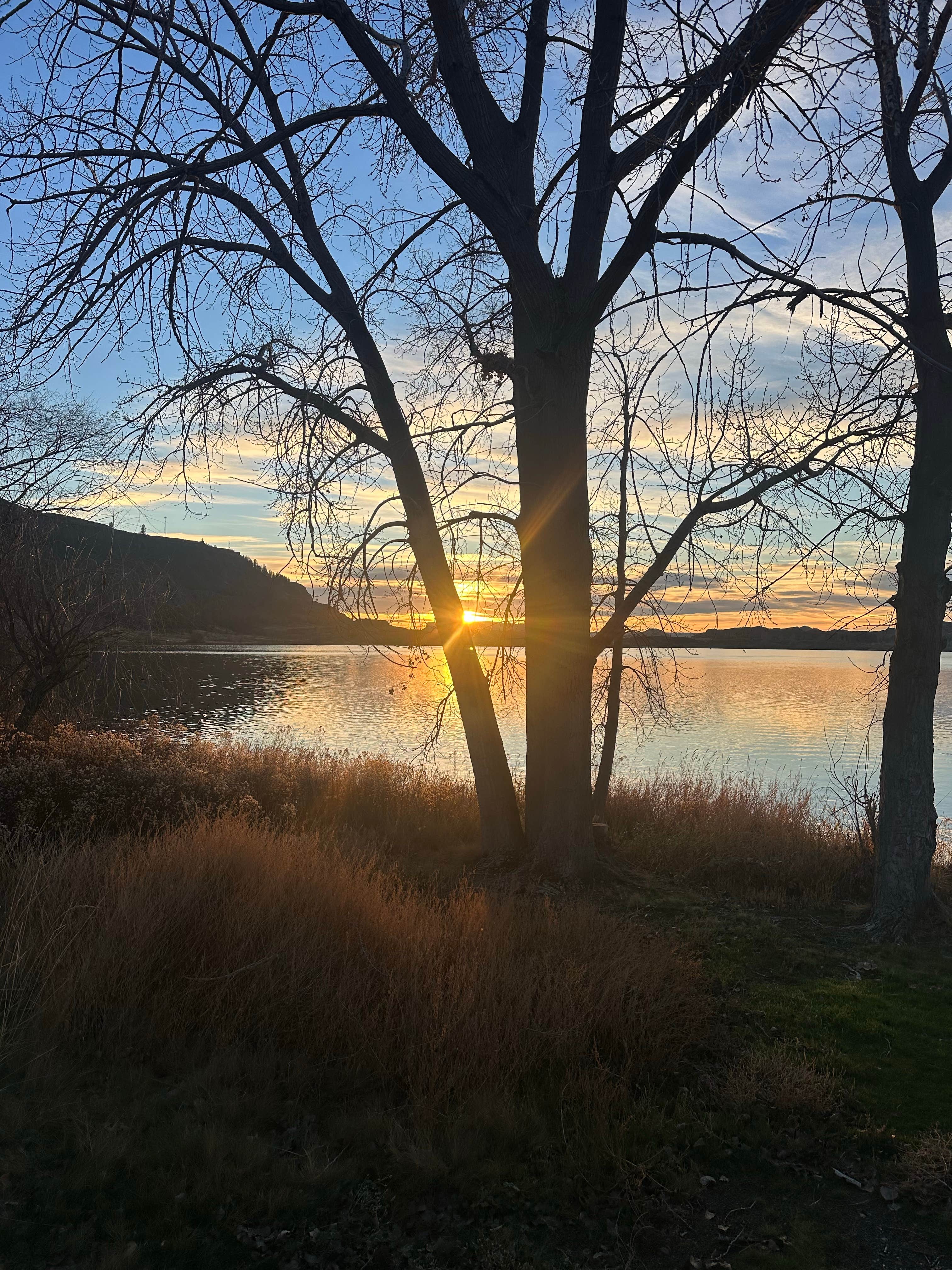 Camping near Trail Lake Dispersed: Osbourne Bay Public Access, Electric City, Washington